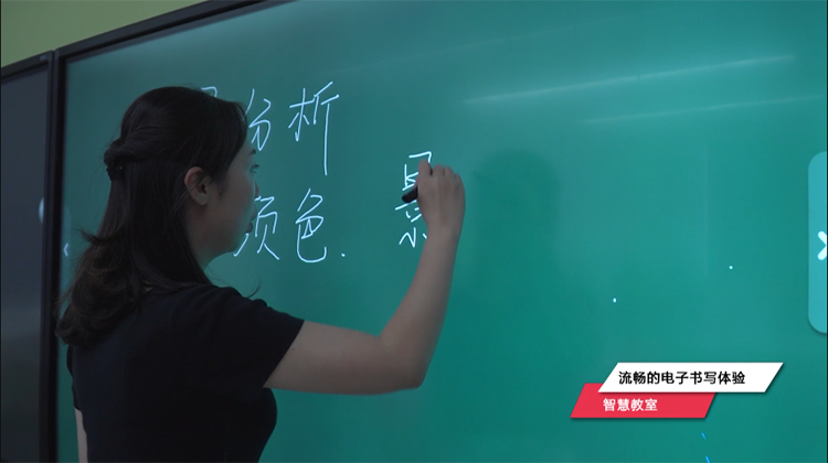尊龙时凯黄淮学院智慧教室：智能交互平板电子书写体验